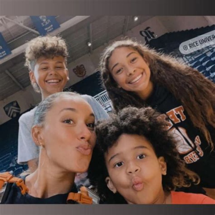 
Andrea Skinner Brother, Meet Left Winger Jeff Skinner And Siblings 