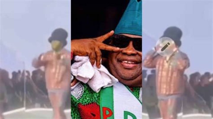
Davido channels his uncle, Senator Adeleke’s signature style as he struts the runway at NYFW (Video) 