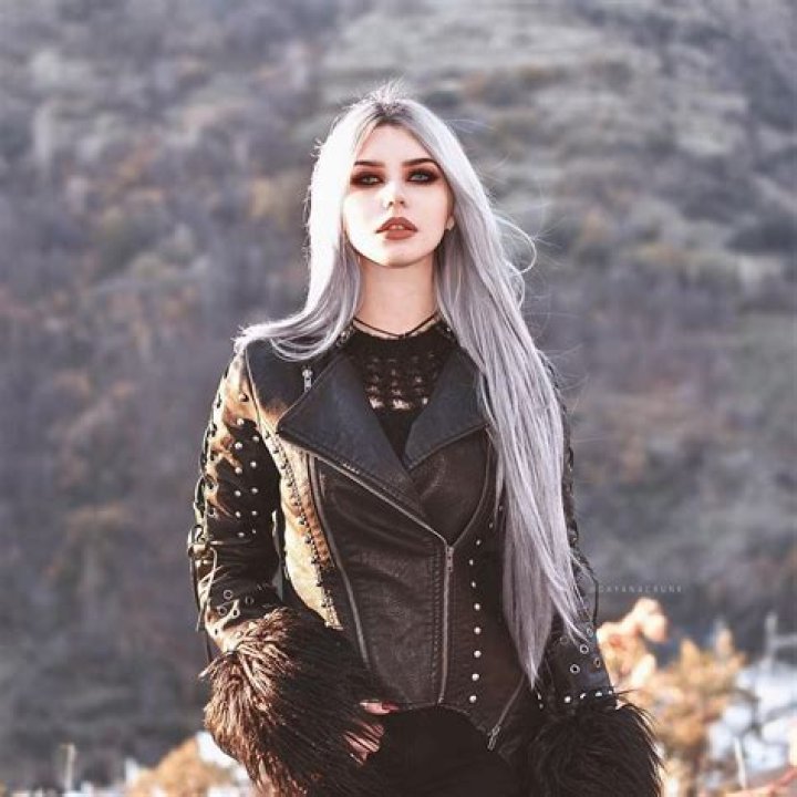 
Dayana Crunk – Age, Measurements, Boyfriend, Net Worth, Bio 