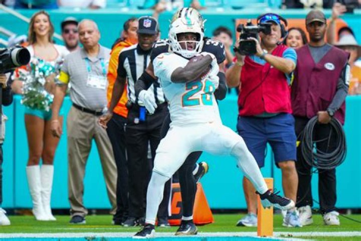 
De’Von Achane injury update: Miami Dolphins RB being examined for knee injury vs New York Giants 