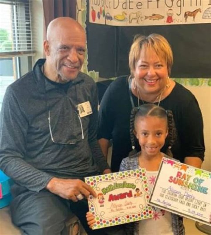 
Drew Pearson is Married to Wife: Marsha Haynes 