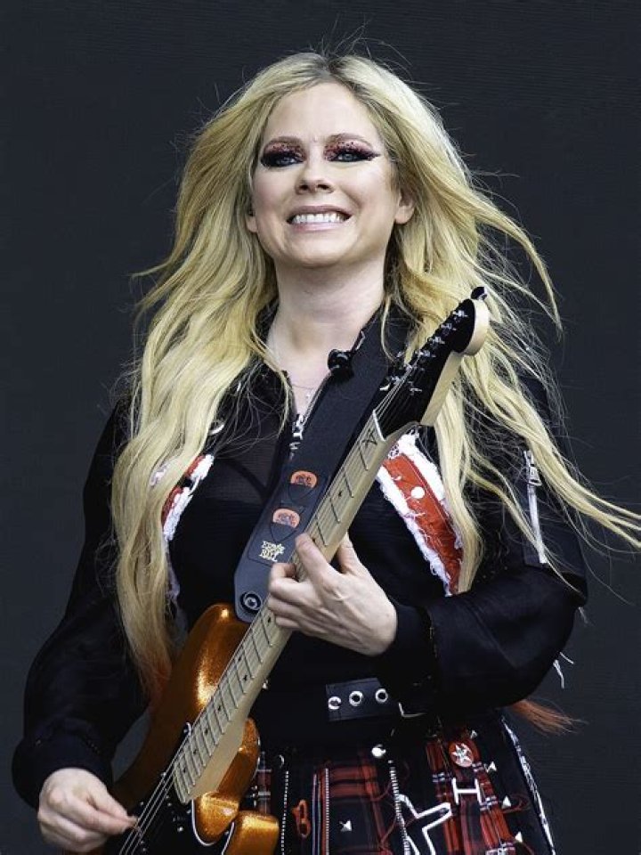 
Is Avril Lavigne Gay? Age, Height, Net Worth 