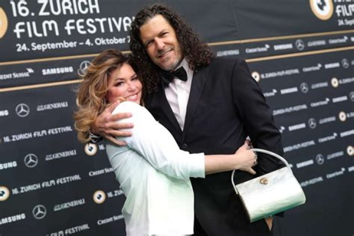 Is Shania Twain Gay? Ex-Husband Mutt Lange Divorce – Is She Dating A Lesbian Partner Now?