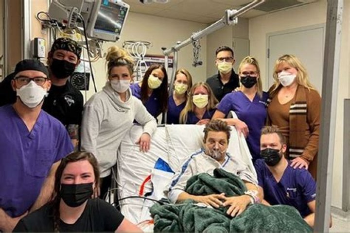 
Jeremy Renner Shares Sweet Video of Mom and Sister Helping ‘Lift My Spirits’ During Hospital Stay 