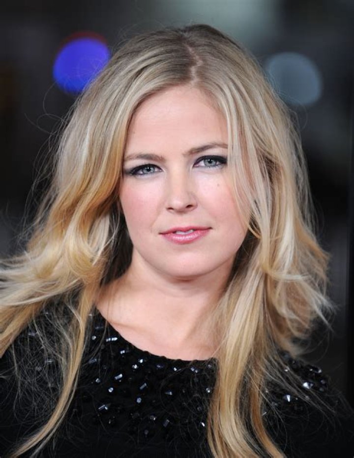 
Keri Hulme Height, Weight, Net Worth, Age, Birthday, Wikipedia, Who, Nationality, Biography 