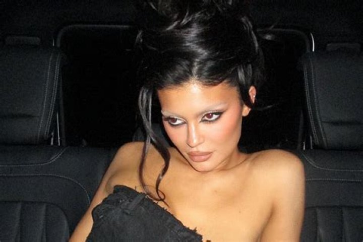 
Kylie Jenner Brings Back Her Favorite Beauty Look for a Night Out: Bleached Brows 