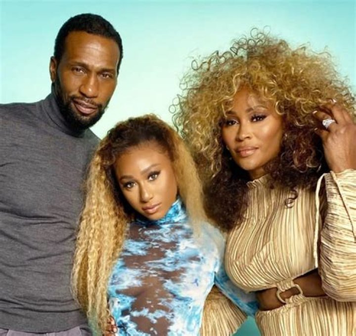 
Leon Robinson has been Married to Kimberlie Robinson since 2017 