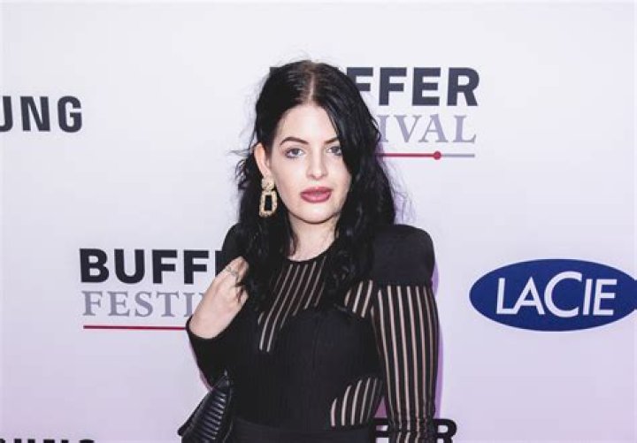 
Lorde’s Younger Sister Indy Yelich Unveils Sneak Peek At Debut Single ‘Threads’ 