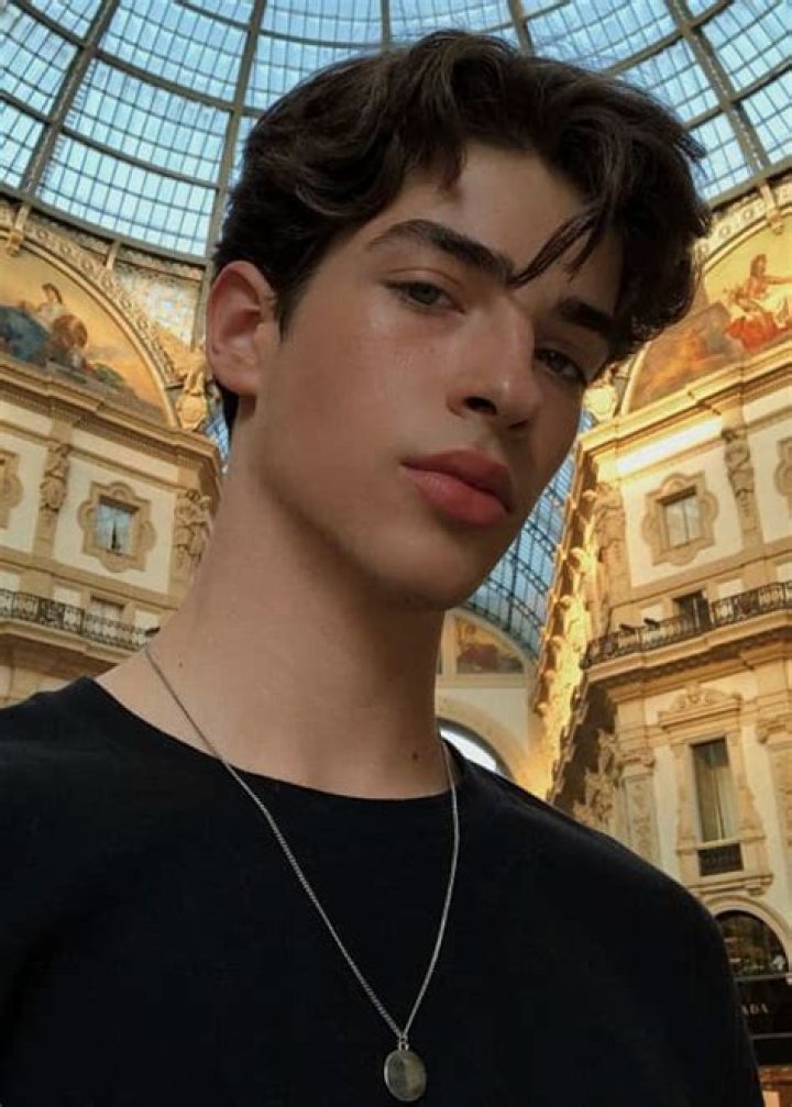 Manu Ríos Height, Weight, Net Worth, Age, Birthday, Wikipedia, Who, Nationality, Biography