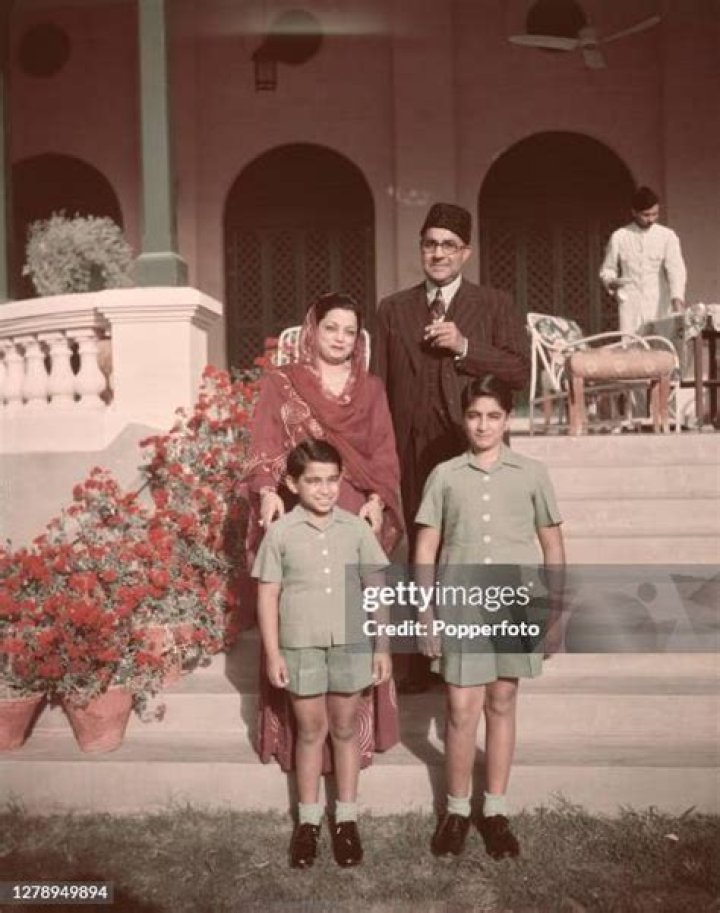 
Meet Syeda Bushra Iqbal Politician Aamir Liaquat’s First Wife And Their Children 