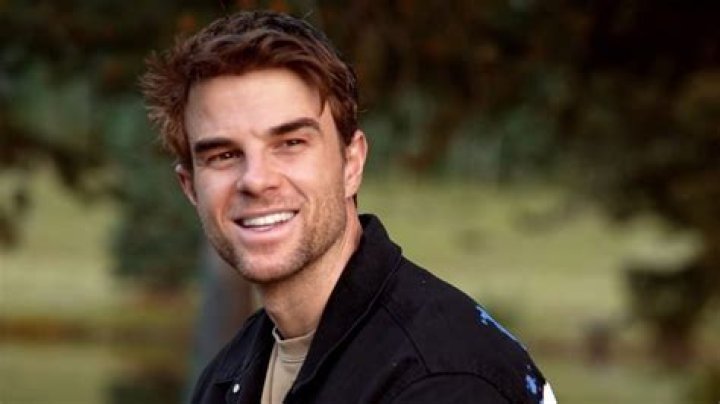 
Nathaniel Buzolic Height, Weight, Net Worth, Age, Birthday, Wikipedia, Who, Nationality, Biography 