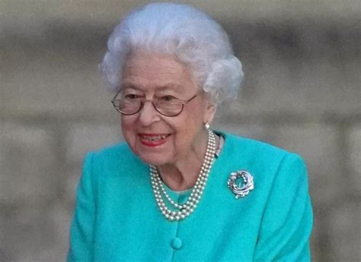 
One of the Last Brooches Worn by Queen Elizabeth Goes on Display in London 