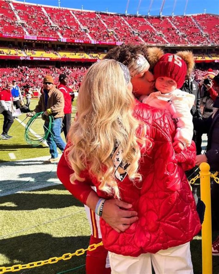 
Patrick Mahomes Greeted By Daughter Sterling, 19 Months, on Field Ahead of Sunday Game 