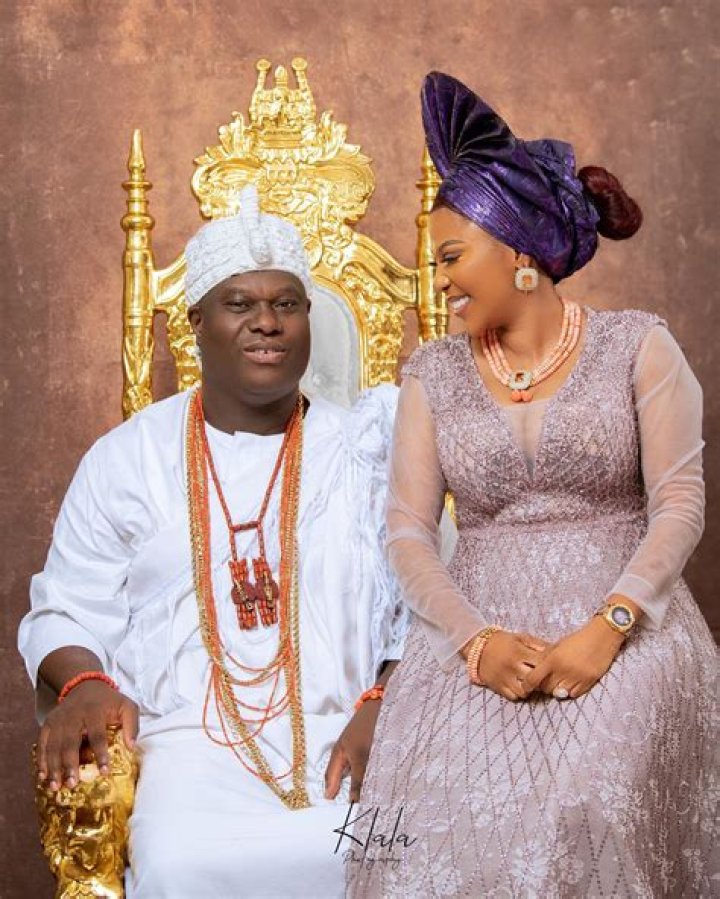 
Queen Ronke, the Ooni of Ife’s fifth wife, is warmly welcomed by the Ooni of Ife’s sister. 