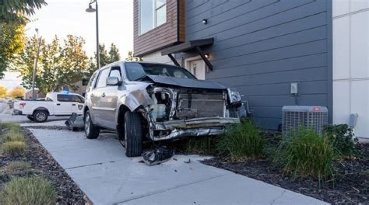 
Utah man ‘upset’ over canceled flight carjacks multiple vehicles, causes crashes: police 