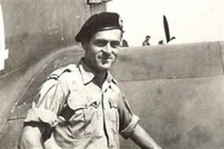 
Veteran World War 2 pilot, Vyvyan Howard, dies at 102 