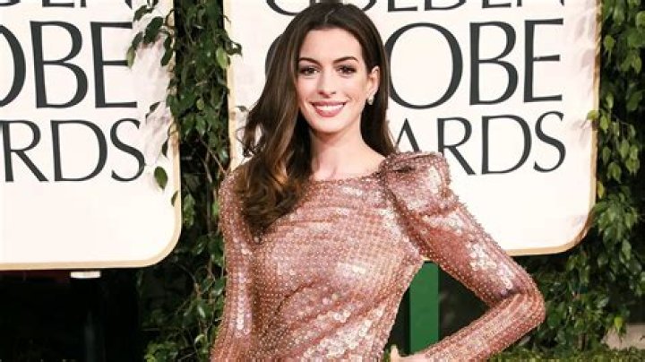 “Wanna party w/her so bad”: Anne Hathaway dancing video at Paris Fashion Week leaves fans floored