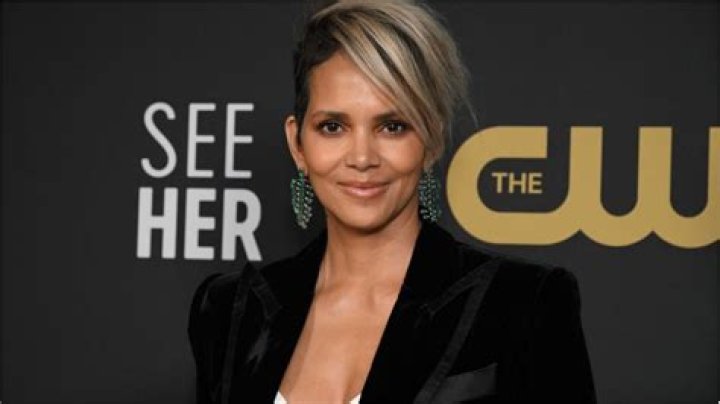 
WATCH: Halle Berry falls on stage during Pendulum Therapeutics event 