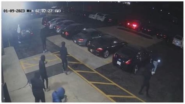 
WATCH: Video shows Chicago-area thieves breaking into car dealership and stealing luxury vehicles 