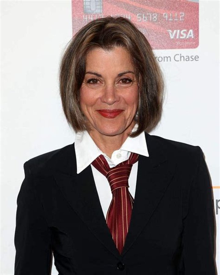 
Where is Wendie Malick now? Net Worth, Height, Husband, Bio 