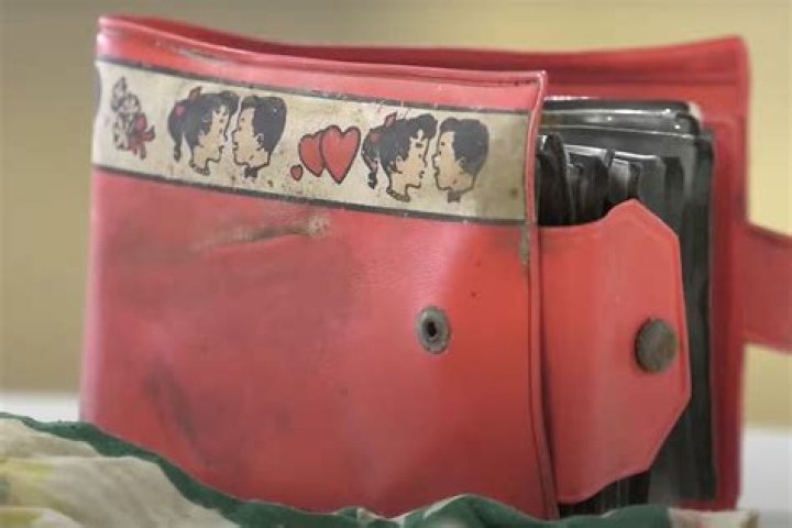 
Woman’s Missing Purse — Filled with Photos and Diary — Found After 63 Years: Daughter Was ‘Blown Away’ 