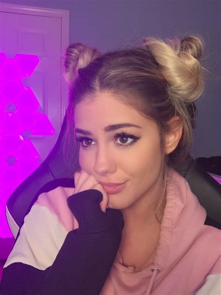 
Youtuber LuluLuvely’s Age, Height, Boyfriend, Net Worth, Wiki 