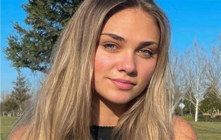 Zoe Marlett Height, Weight, Net Worth, Age, Birthday, Wikipedia, Who, Nationality, Biography